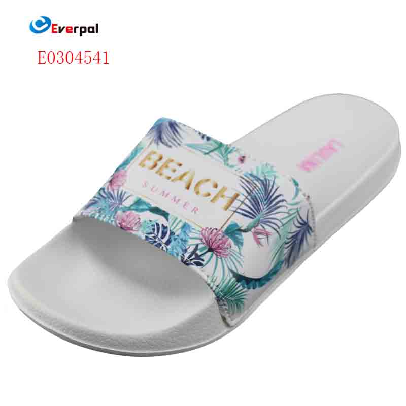 Cum pot pantofii cu diapozitive florale pentru femei să adauge confort și stil modului de zi cu zi